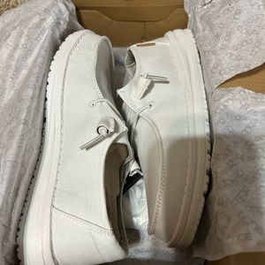 NWT Women’s size 5 White Hey Dudes